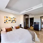 5 Stars Beachfront Paradise - Seaview, Always Heated Pool, Gym, Sauna!