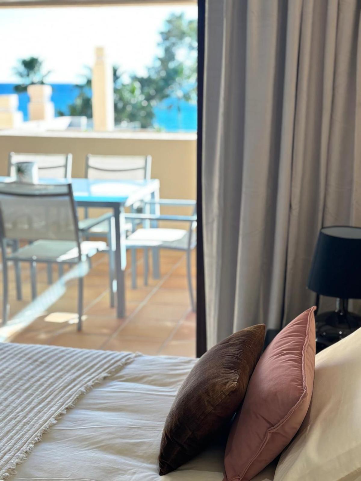 5 Stars Beachfront Paradise - Seaview, Always Heated Pool, Gym, Sauna! Lägenhet