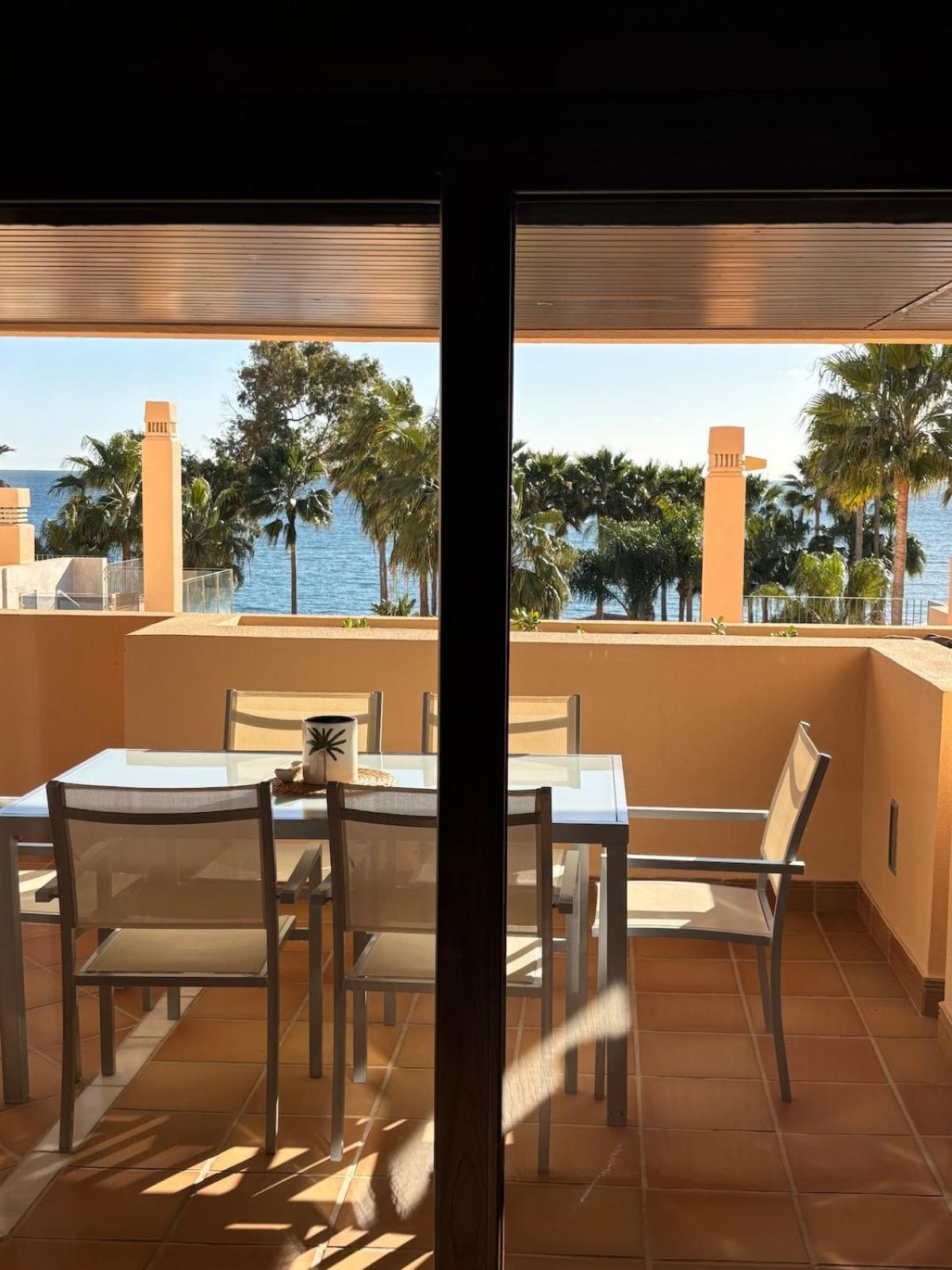 5 Stars Beachfront Paradise - Seaview, Always Heated Pool, Gym, Sauna!