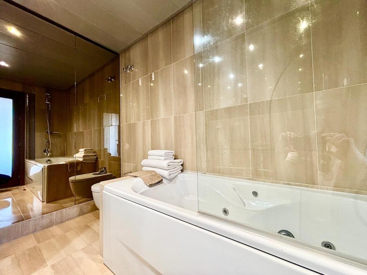 5 Stars Beachfront Paradise - Seaview, Always Heated Pool, Gym, Sauna! Estepona