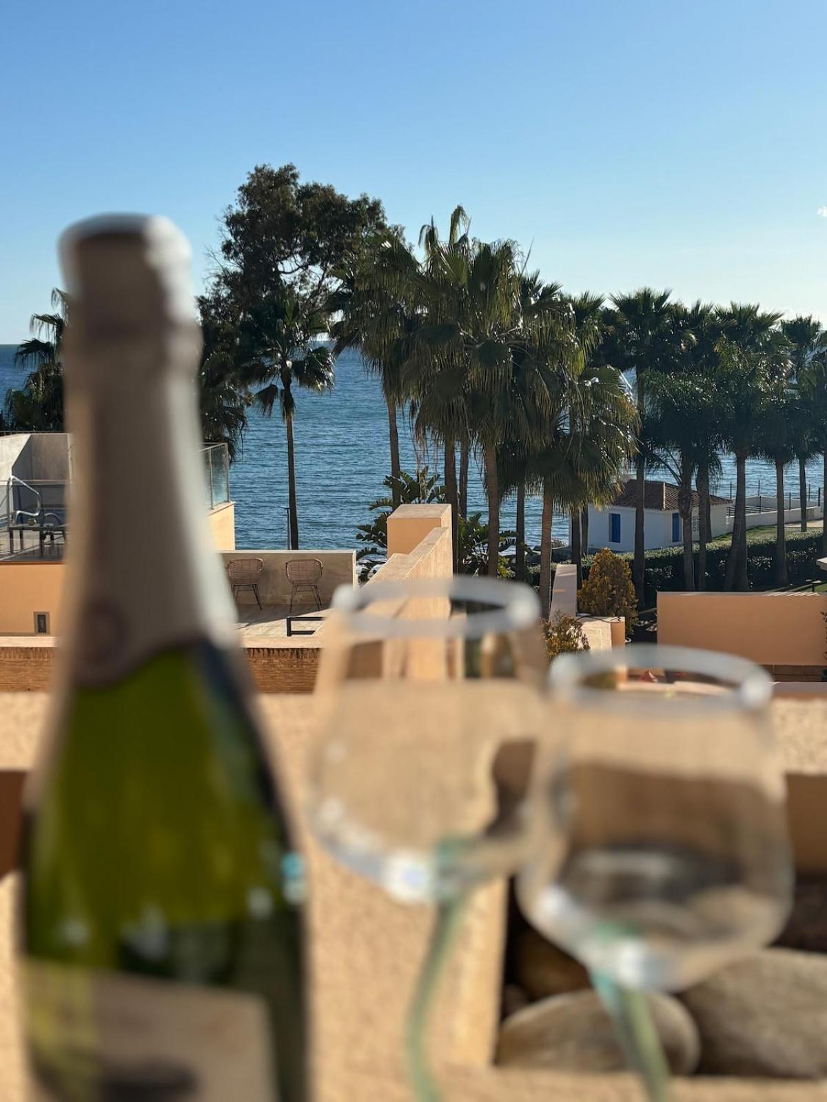 5 Stars Beachfront Paradise - Seaview, Always Heated Pool, Gym, Sauna! Lägenhet